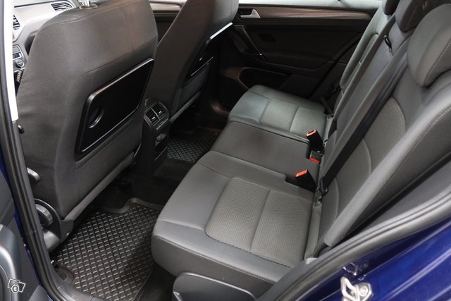 VOLKSWAGEN Golf Sportsvan 8