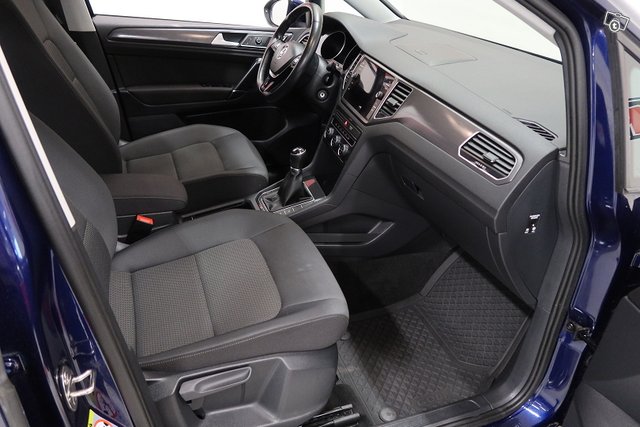 VOLKSWAGEN Golf Sportsvan 10