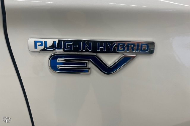 Mitsubishi Outlander PHEV 18