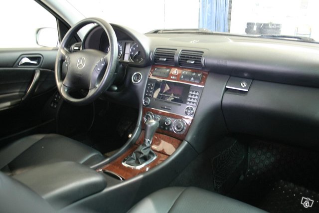 Mercedes-Benz C 8