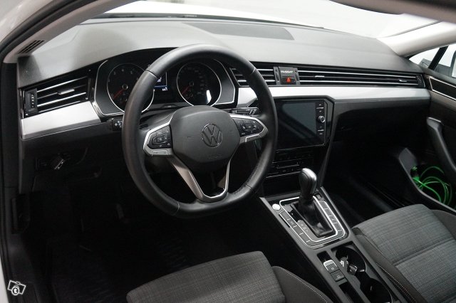 VOLKSWAGEN Passat 8