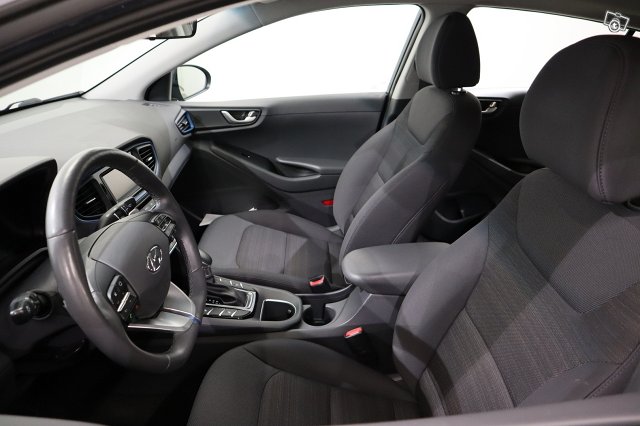 Hyundai IONIQ Hybrid 8