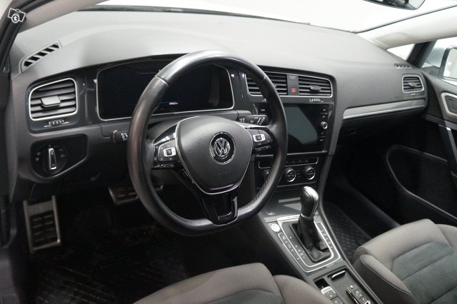 VOLKSWAGEN Golf 8