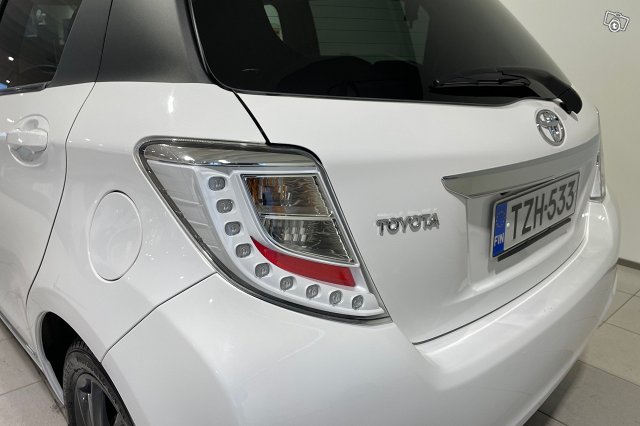 TOYOTA Yaris 14