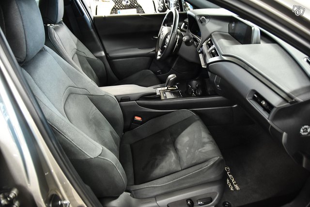 Lexus UX 6