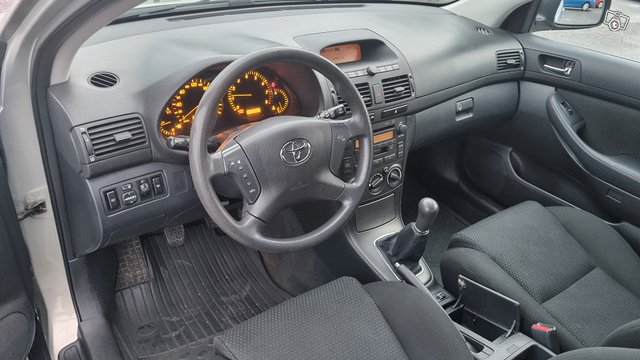 Toyota Avensis 11