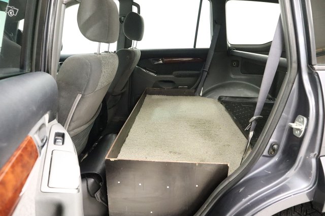 Toyota Land Cruiser 12