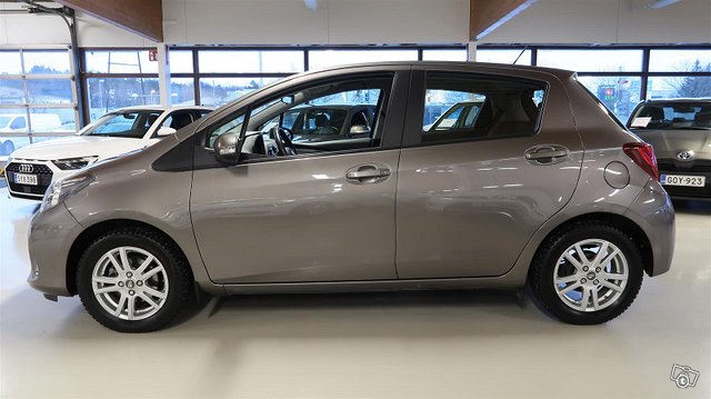 TOYOTA YARIS 2