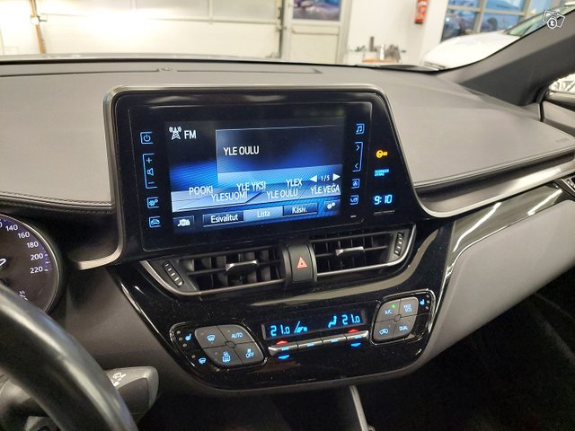 Toyota C-HR 11