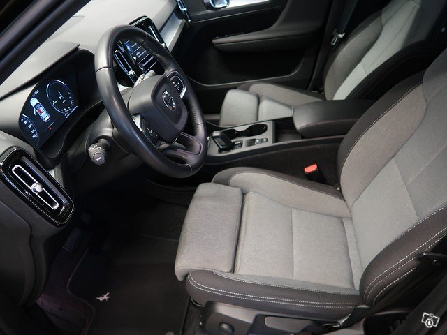VOLVO XC40 10