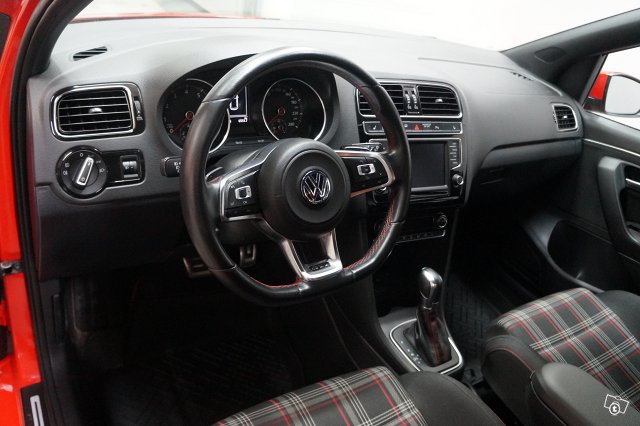 VOLKSWAGEN Polo 7