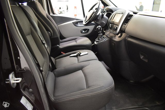 Nissan NV300 9