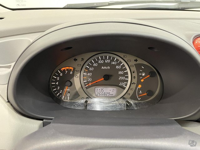 Nissan Almera Tino 14