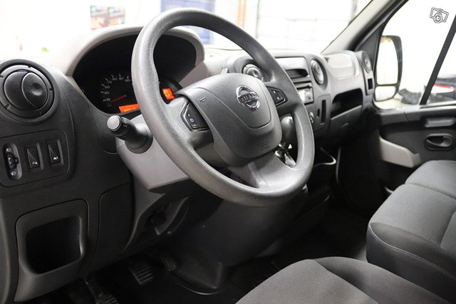 Nissan NV400 9