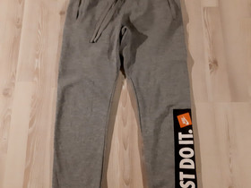 Nike collegehousut S, Vaatteet ja kengät, Oulu, Tori.fi Nike collegehousut S, Vaatteet ja kengät, Oulu, Tori.fi