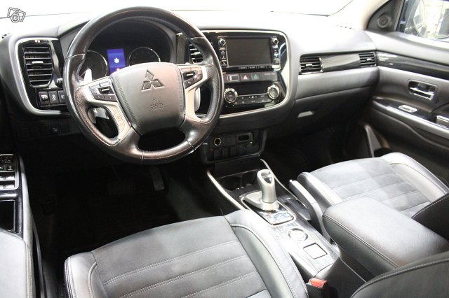 Mitsubishi Outlander PHEV 12