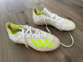 Adidas nappikset, koko 32, Jalkapallo, Urheilu ja ulkoilu, Pori, Tori.fi Adidas nappikset, koko 32, Jalkapallo, Urheilu ja ulkoilu, Pori, Tori.fi