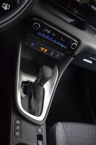 Toyota YARIS 18