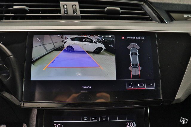 Audi E-tron 17
