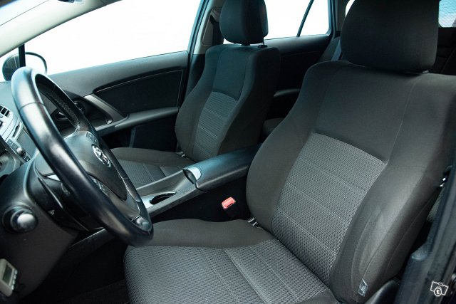 Toyota Avensis 8