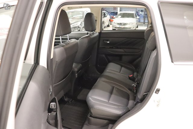 Mitsubishi Outlander PHEV 12