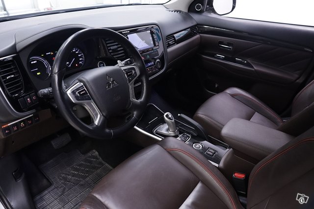 Mitsubishi Outlander PHEV 12
