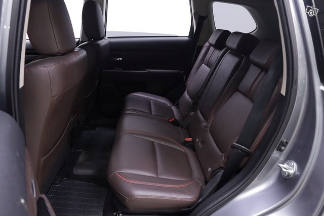 Mitsubishi Outlander PHEV 13