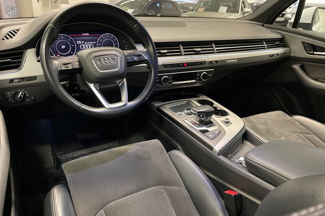 AUDI Q7 8