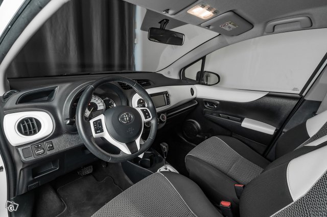 Toyota Yaris 8