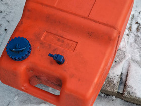 24l perämoottorin tankki, Veneen varusteet ja varaosat, Venetarvikkeet ja veneily, Helsinki, Tori.fi 24l perämoottorin tankki, Veneen varusteet ja varaosat, Venetarvikkeet ja veneily, Helsinki, Tori.fi