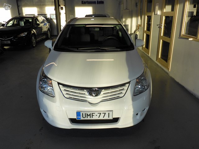 Toyota Avensis 2