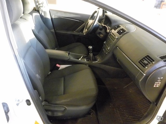 Toyota Avensis 8