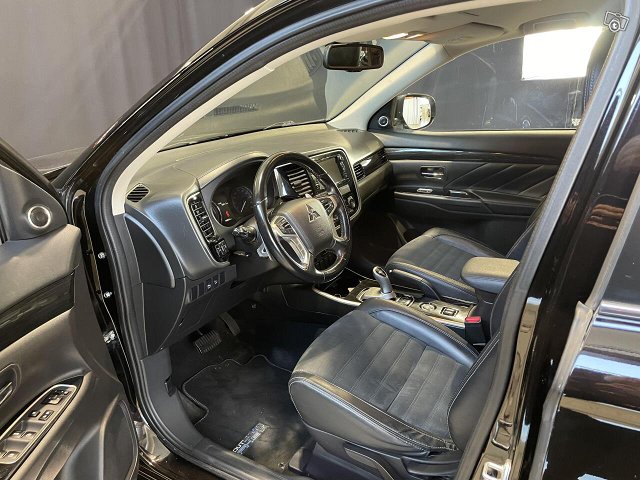 Mitsubishi Outlander PHEV 13
