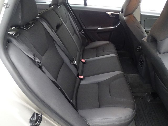 Volvo V60 11