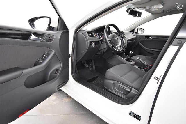 VOLKSWAGEN Jetta 17