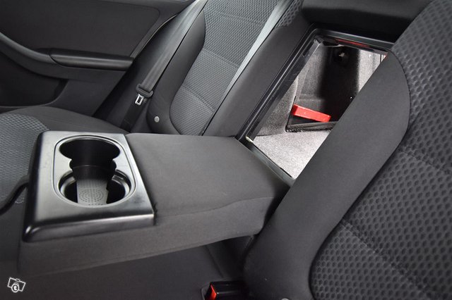 VOLKSWAGEN Jetta 24