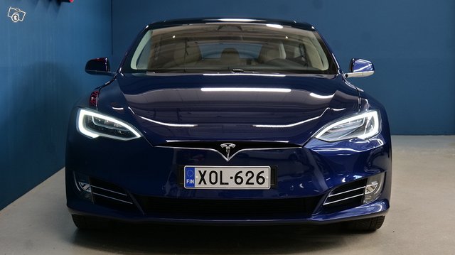 Tesla MODEL S 3