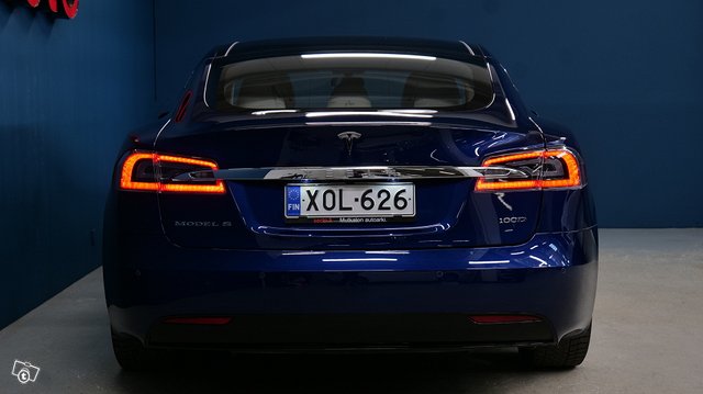 Tesla MODEL S 4