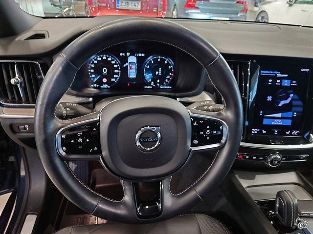 VOLVO V60 6