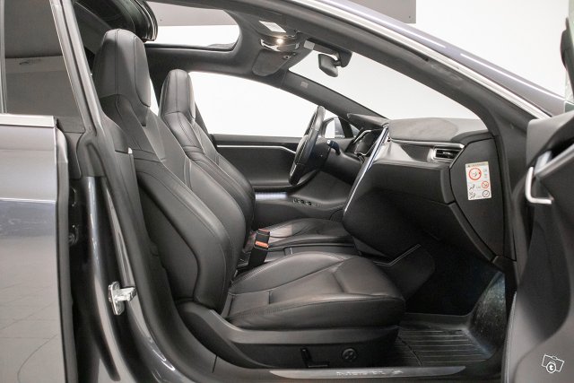 Tesla Model S 8
