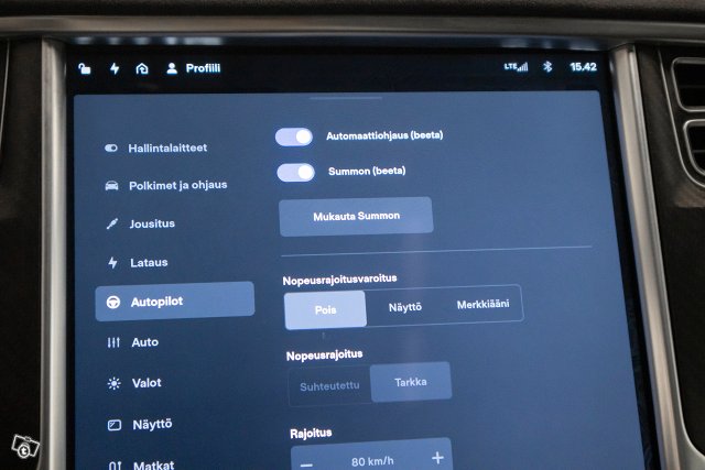 Tesla Model S 21