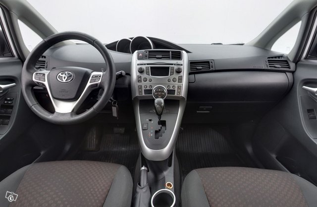 Toyota Verso 11