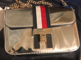 Tommy Hilfiger, Laukut ja hatut, Asusteet ja kellot, Maarianhamina, Tori.fi Tommy Hilfiger, Laukut ja hatut, Asusteet ja kellot, Maarianhamina, Tori.fi