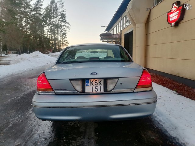 Ford Crown Victoria 5