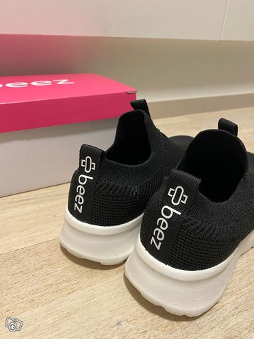 beez slip on sneakers