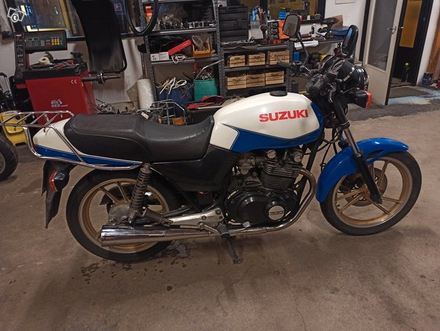 Suzuki GS450S 2