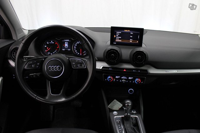 Audi Q2 8