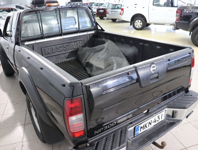 Nissan NP300 8