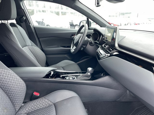 TOYOTA C-HR 17