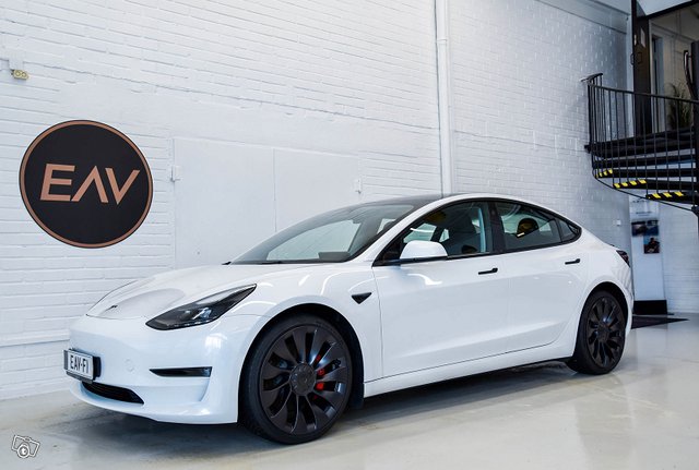 TESLA MODEL 3